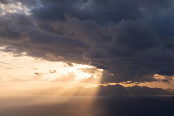 Внушительный Закат Над Морем Средиземноморского Побережья Пейзаж Облаками Солнечными Лучами — стоковое фото