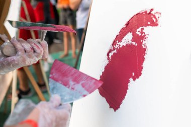 Dekoratif alçılı bir spatula uygulaması