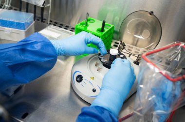 tıp; laboratuvar; pcr, ekipman; test; virüs, viroloji, tıbbi; teknoloji; biyoloji; laboratuvar; doktor; bilim; deney; farmasötik; keşif; biyoteknoloji; corona virüsü, covid, salgın, test, covid-19, pipette; tüp; analiz;