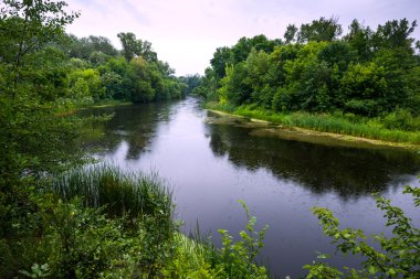 Nehre yağmur yağıyor.