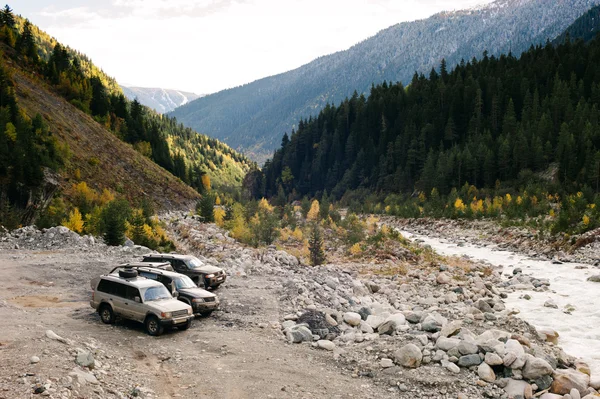 SUV-a hegyekben — Stock Fotó