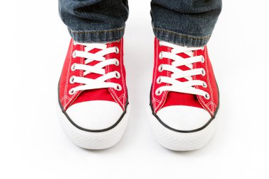 bir erkekte bir moda kırmızı Converse spor ayakkabı
