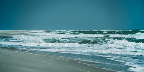 Panorama mar vazio e o som das ondas enquanto caminha — Fotografia de Stock