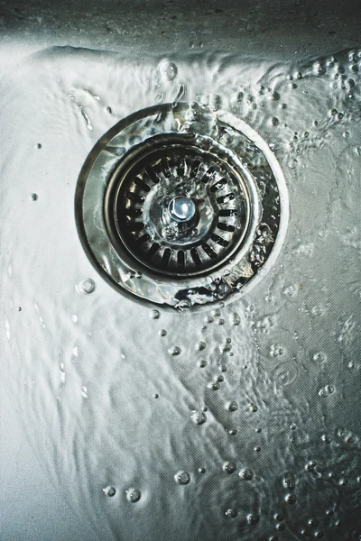 Wasser in der Küchenspüle rostfrei. Wasserverbrauch — Stockfoto