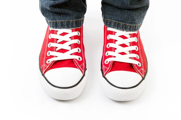 Un hombre con unas zapatillas rojas de moda Converse — Foto de Stock