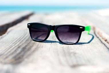 Deniz kenarında güneş gözlüğü