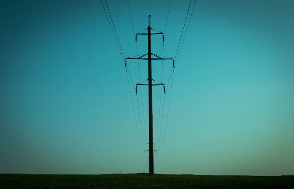 Linha de energia durante a noite — Fotografia de Stock