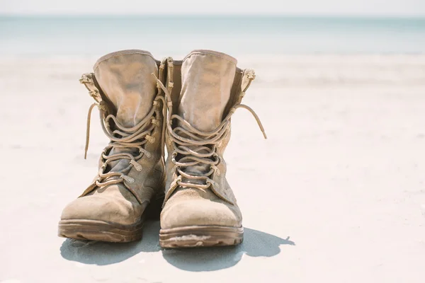 Bottes militaires sur le sable au soleil — Photo