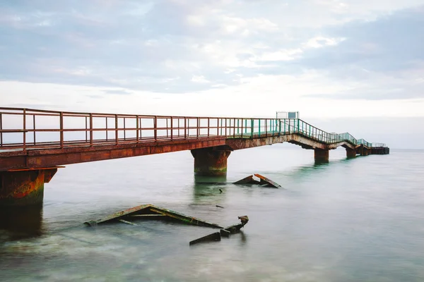 放棄された古いさびた桟橋を風景します。 — ストック写真
