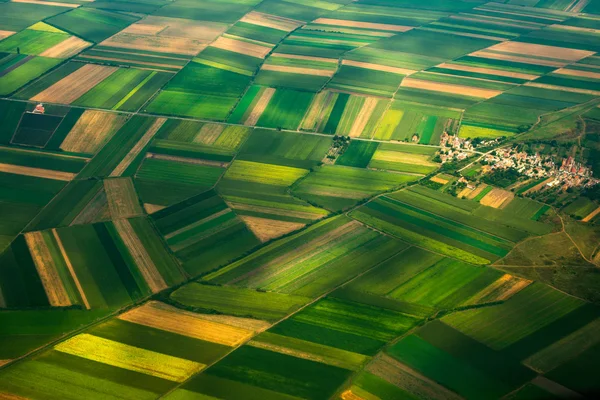 Вид зверху повітряна фотографія населених пунктів і полів — стокове фото