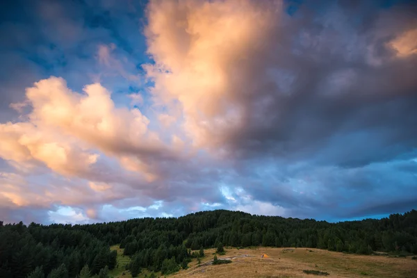 Krajobraz z chmury w górach w godzinach porannych — Zdjęcie stockowe