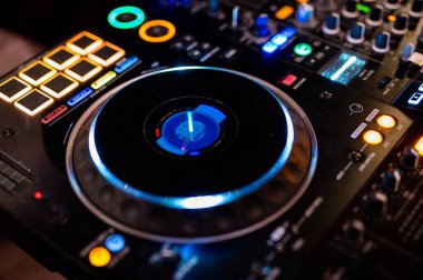 Profesyonel Pioneer CDJ DJ döner tabaka koşu tekeri gece kulübü ekipmanları renkli LED ışıklar müzik karıştırıcı denetleyici.
