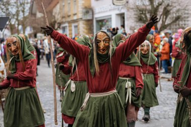 Dorf Fastnacht Umzug Neşeli Karnaval karakteri Almanya 'daki geleneksel Büyüleyici Kutlama sırasında poz veriyor