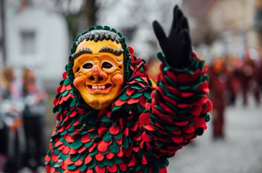 Alman Büyüsü sırasında maskeli geleneksel karnaval kostümü