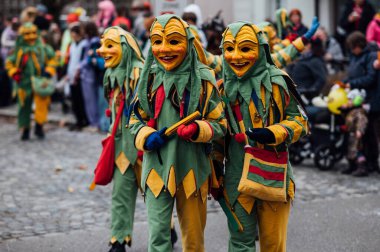 Amtzell 'deki Dorf Fastnacht Umzug, Şehrin Büyüleyici katılımcıları tarafından giyilen geleneksel maskeli kostümler