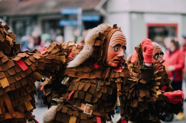 Geleneksel Alman karnaval geçidi tarihi Avrupa kasabasında turistleri cezbediyor.