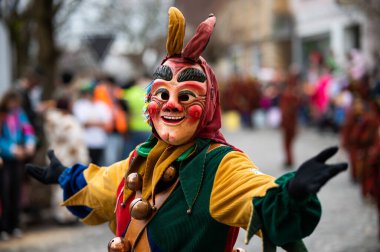Ahşap maskeli ve tarihi kostümlü geleneksel Alemannic karnaval geçidi.