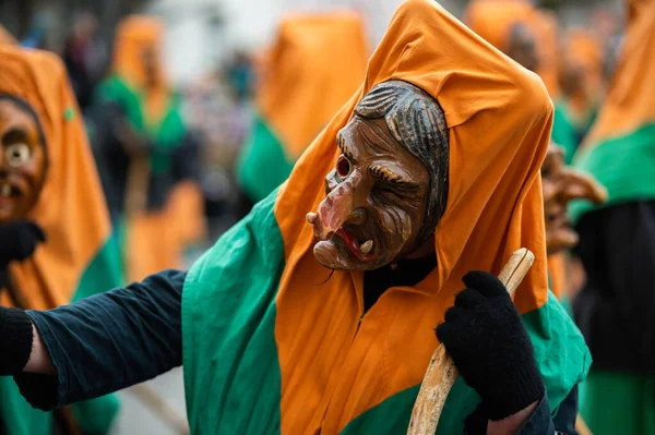 Geleneksel Alman karnaval geçidi tarihi Avrupa kasabasında turistleri cezbediyor.