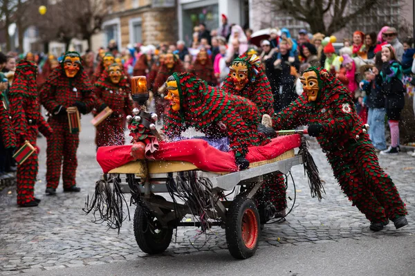 Karnaval geçit töreninde kostümlü katılımcıların taktığı etkileyici el yapımı maskeler..