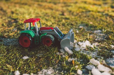 Doğadaki eğitici oyuncak traktörü çocuklara tarım ve gıda üretimini öğretiyor..