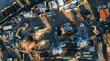 Metal atıkları sıralayan makinelerin havadan görünümü.