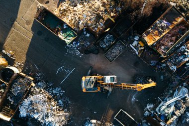 Wangen 'deki çatı ve nehir üzerinde insansız hava aracı görüntüsü.