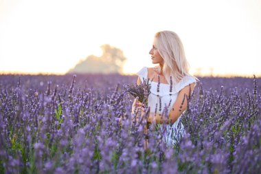 Gün batımında lavanta tarlasında bir kız