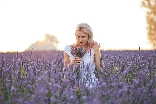 Fille Dans Champ Lavande Coucher Soleil — Photo