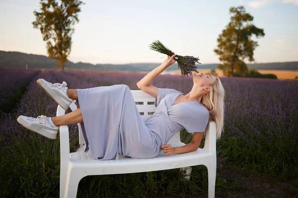 Chica Campo Lavanda Atardecer — Foto de Stock