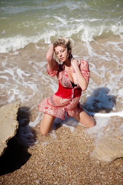 Schöne Mädchen an einem Strand — Stockfoto