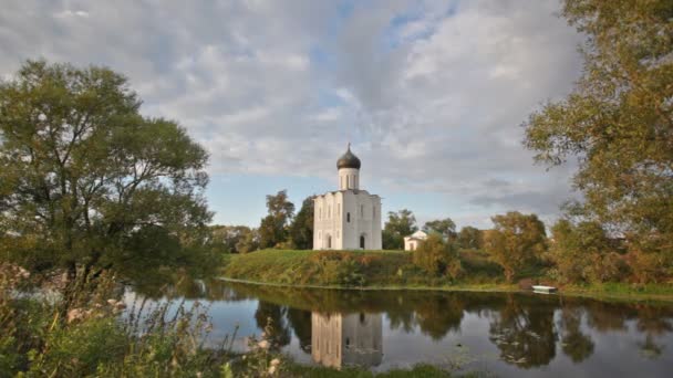 Church of Intercession upon Nerl River — Stock Footage Church of Intercession upon Nerl River Video Clip
