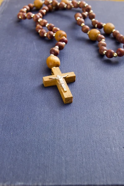 Religiöses Buch mit katholischem Kreuz — Stockfoto