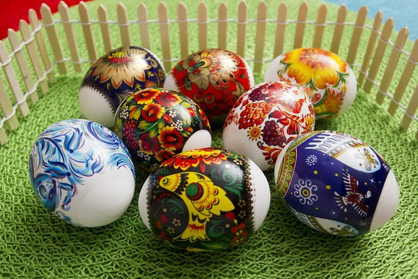 Huevos de Pascua multicolores sobre un fondo verde — Foto de Stock