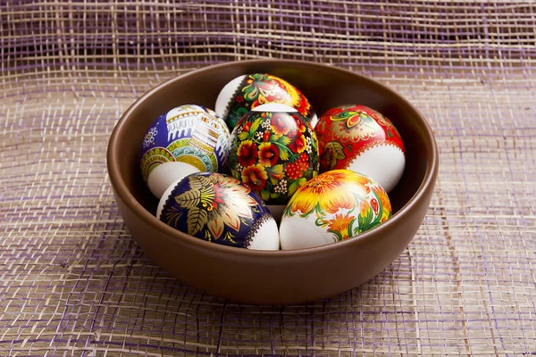 Huevos de Pascua en un plato de barro — Foto de Stock