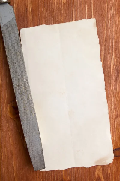 Rasp em uma folha de papel — Fotografia de Stock