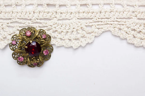 Vintage Broche op kant achtergrond — Stockfoto