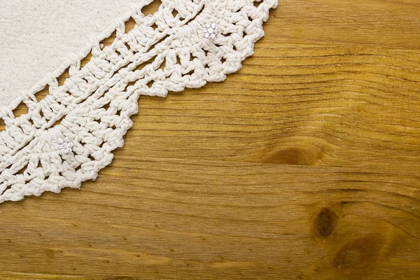 Dentelle décorative blanche sur la table en bois — Photo