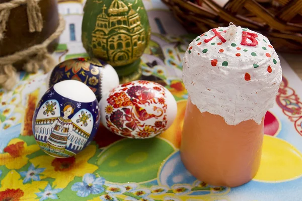 Ovos de Páscoa coloridos e velas festivas — Fotografia de Stock