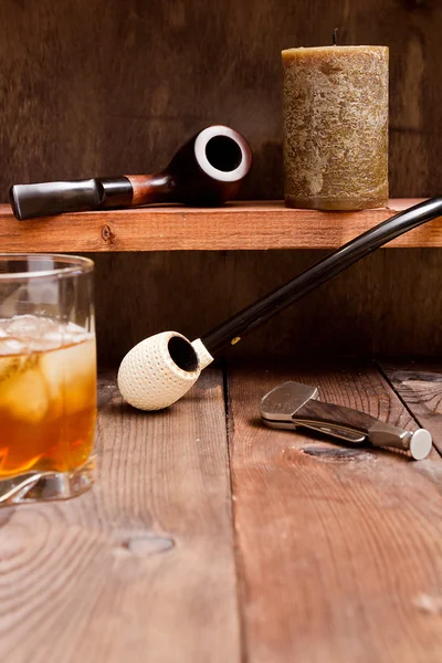 タバコのパイプと氷とウイスキー — ストック写真