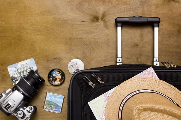 Cestující kufr s vybavením s kamerou a obrázky — Stock fotografie