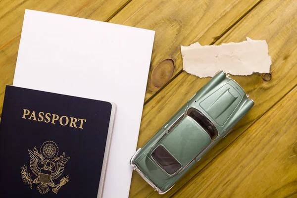 Passaporte de viagem com modelo de carro — Fotografia de Stock