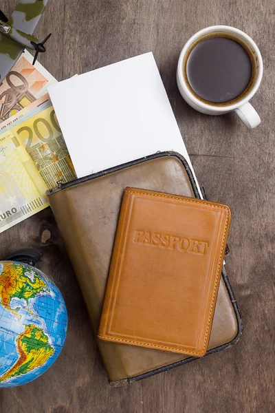 Pasaporte, diario, taza de café y dinero . — Foto de Stock