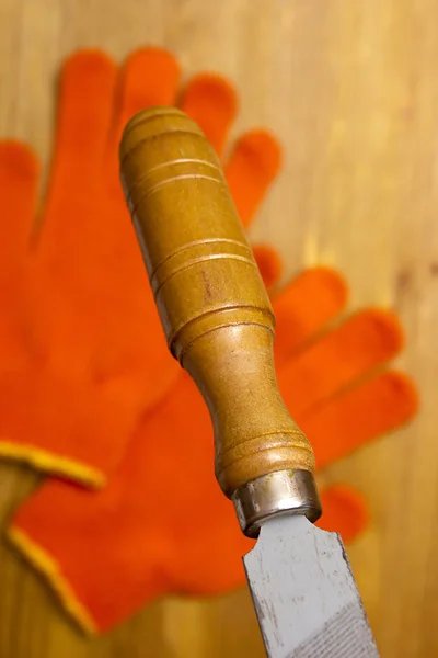 Bestanden en werkhandschoenen op een houten tafel — Stockfoto