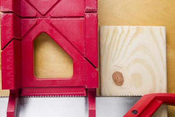 Placas de corte usando a caixa de mitra e serra . — Fotografia de Stock