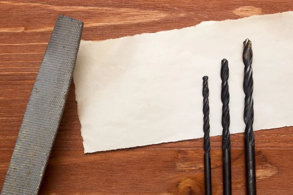 Bestanden boren met een vel papier — Stockfoto