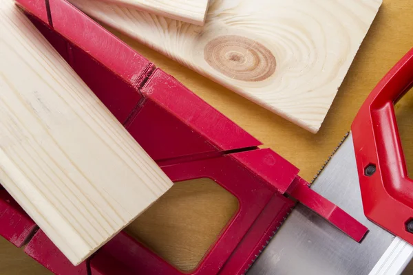 Tableros de corte utilizando la caja de la mitra y la sierra . —  Fotos de Stock
