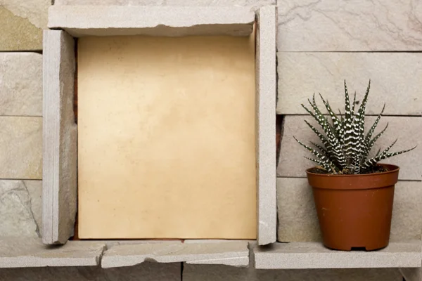 Finestra in un muro di pietra — Foto Stock