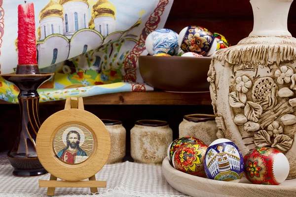 Velikonoční vajíčka, keramika na dřevěný tác — Stock fotografie