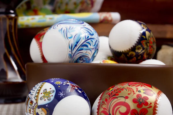 Huevos de Pascua en un plato de barro — Foto de Stock