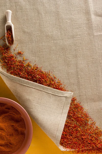 Gedroogde saffraan spice en grond saffraan — Stockfoto